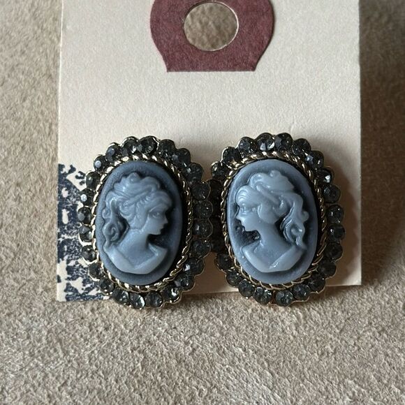 Vintage Cameo Stud Earrings! - Picture 1 of 5